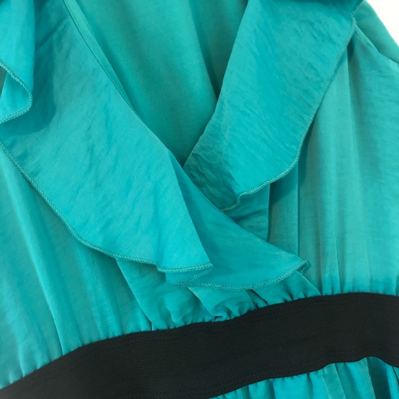 Teal ruffle v-neck winched dress with pockets - Picture 2 of 4
